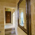 Senglea Suites *